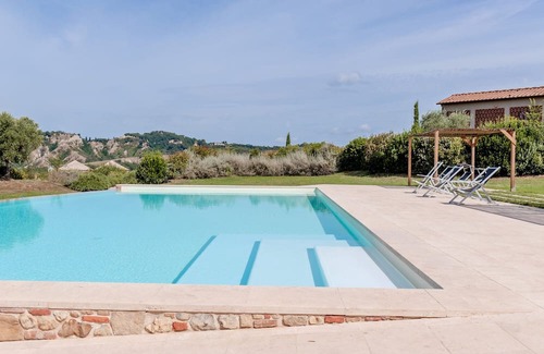 Toiano Appartement | Apartment 'La Caciaia II' with Shared Pool, Private Garden and Wi-Fi