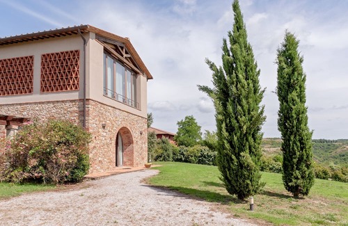 Toiano Appartement | Apartment 'Il Fienile I' with Shared Pool, Private Garden and Wi-Fi
