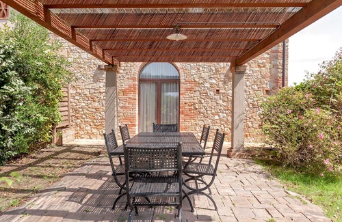 Toiano Appartement | Apartment 'Il Fienile I' with Shared Pool, Private Garden and Wi-Fi