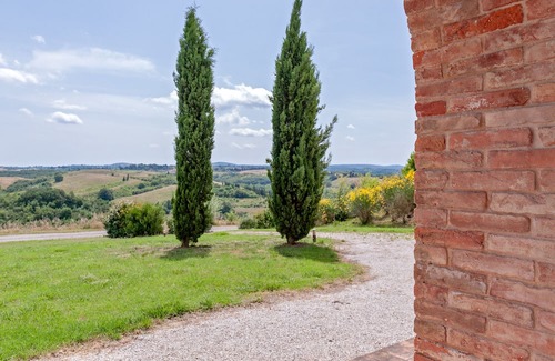 Toiano Appartement | Apartment 'Il Fienile I' with Shared Pool, Private Garden and Wi-Fi