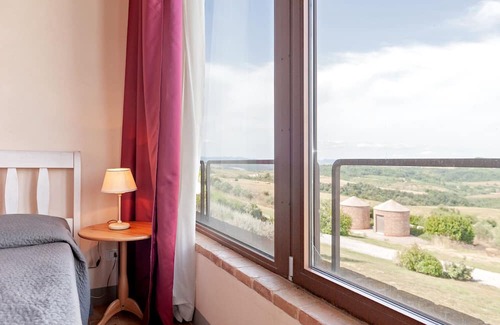 Toiano Appartement | Apartment 'Il Fienile II' with Shared Pool, Private Garden and Wi-Fi