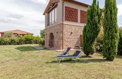 Toiano Appartement | Apartment 'Il Fienile II' with Shared Pool, Private Garden and Wi-Fi
