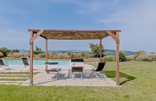 Toiano Maison | Holiday Home 'Casa Rossa - Campagna Toscana' with Shared Pool, Private Garden and Wi-Fi