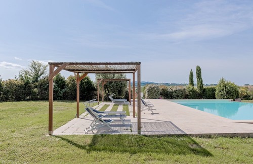 Toiano Maison | Holiday Home 'Casa Rossa - Campagna Toscana' with Shared Pool, Private Garden and Wi-Fi