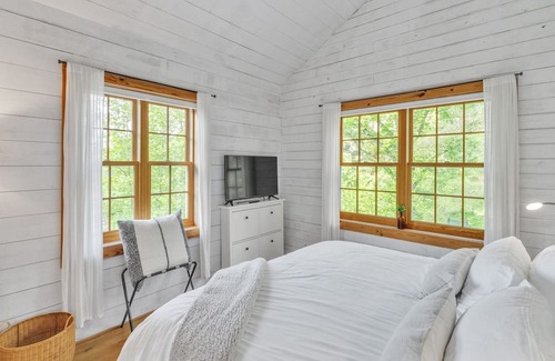 Independence Maison | NEW LISTING! Mountain Cabin: Vintage Charm Meets Modern Luxury by RedAwning