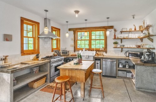 Independence Maison | NEW LISTING! Mountain Cabin: Vintage Charm Meets Modern Luxury by RedAwning