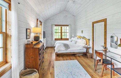 Independence Maison | NEW LISTING! Mountain Cabin: Vintage Charm Meets Modern Luxury by RedAwning