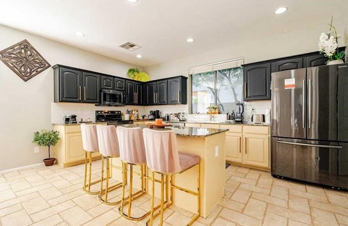 Gilbert Maison | 10 Mins from Golfing & Restaurants. Private Pool & Neighborhood Walking Paths.