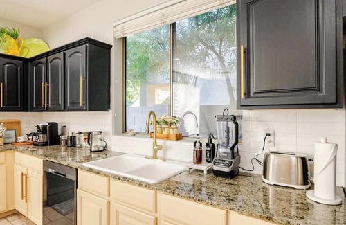 Gilbert Maison | 10 Mins from Golfing & Restaurants. Private Pool & Neighborhood Walking Paths.