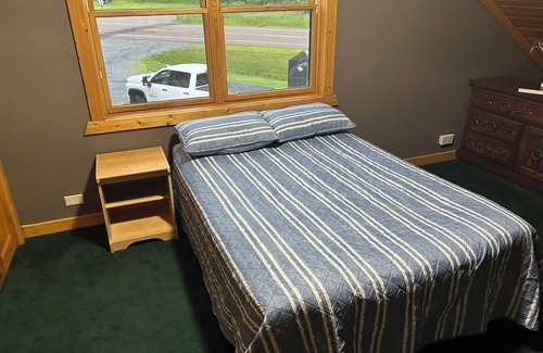 Hannibal Cabine | Cozy 2 bedroom plus sleeping loft cabin in delightful Gilman with AC, WiFi