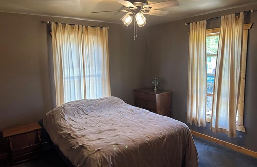 Hannibal Cabine | Cozy 2 bedroom plus sleeping loft cabin in delightful Gilman with AC, WiFi