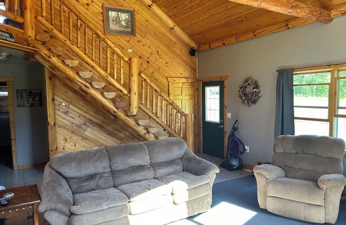 Hannibal Cabine | Cozy 2 bedroom plus sleeping loft cabin in delightful Gilman with AC, WiFi
