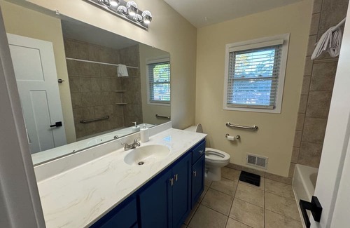 Brooklyn Park Maison | Spacious 5-Bedroom Retreat with Finished Basement - 18 Miles from the City