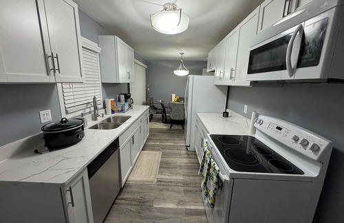 Brooklyn Park Maison | Spacious 5-Bedroom Retreat with Finished Basement - 18 Miles from the City