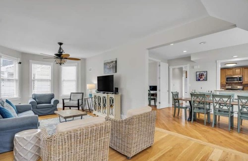 Manasquan Maison | Charming 4 Bedroom House with Pool and tropical backyard Oasis