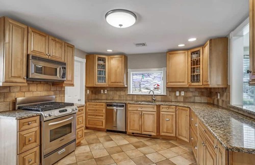 Manasquan Maison | Charming 4 Bedroom House with Pool and tropical backyard Oasis
