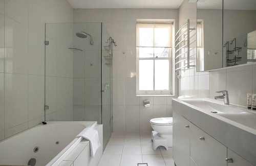 Redfern Maison | Prime Location Retreat with Private Garage Parking