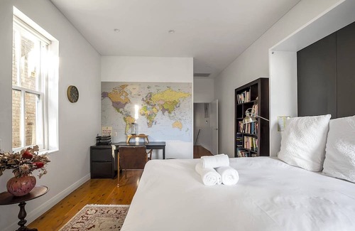 Redfern Maison | Prime Location Retreat with Private Garage Parking