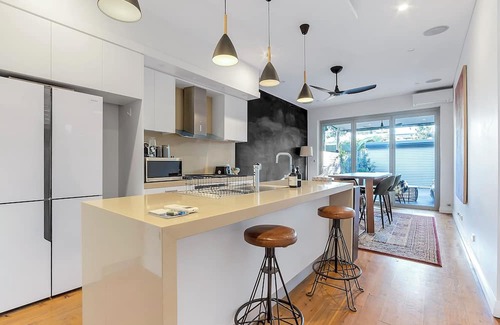 Redfern Maison | Prime Location Retreat with Private Garage Parking