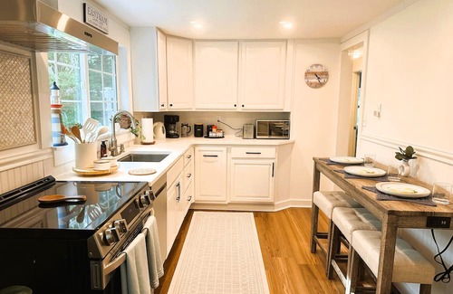 Campground Landing Maison | New! Coastal Comfort~Walk to Beach~3bd