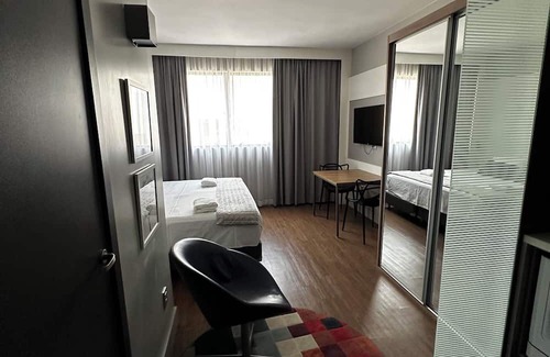 Agua Verde Appartement | Studio completo no Batel, com cozinha, Wi-Fi e mesa para trabalho/refeições