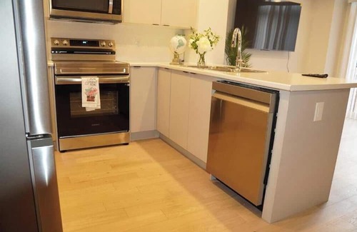 Chapel Hill South Maison | Clean, beautiful and spacious home close to gyms, malls and restaurants