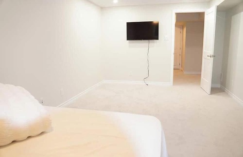Chapel Hill South Maison | Clean, beautiful and spacious home close to gyms, malls and restaurants