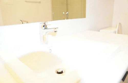Chapel Hill South Maison | Clean, beautiful and spacious home close to gyms, malls and restaurants
