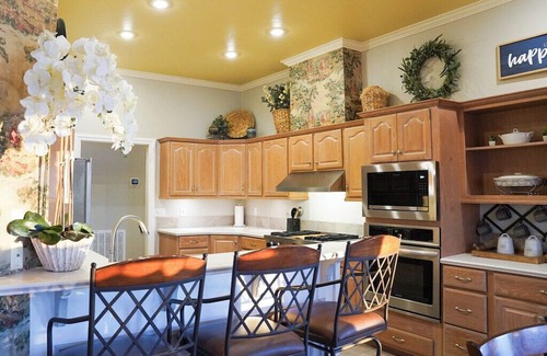 Guthrie Maison | Luxurious 3-bedroom house on Lake.Private dock with great fishing and swimming!