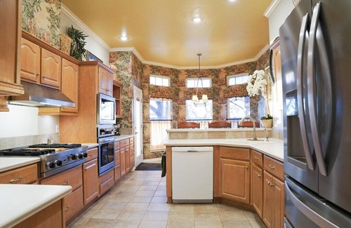 Guthrie Maison | Luxurious 3-bedroom house on Lake.Private dock with great fishing and swimming!
