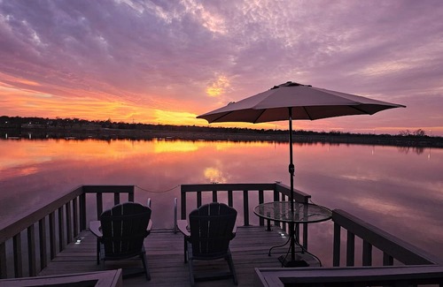 Guthrie Maison | Luxurious 3-bedroom house on Lake.Private dock with great fishing and swimming!