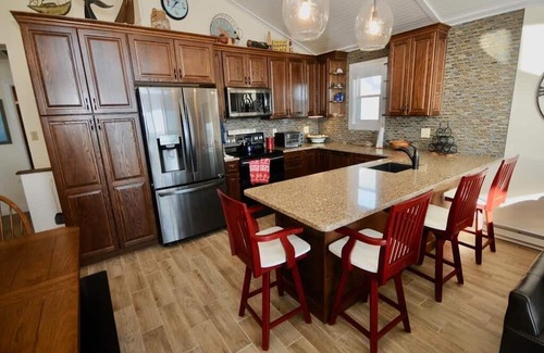 Sea Isle City Maison | Spacious 4-br townhome with front & back water views, in charming Sea Isle City