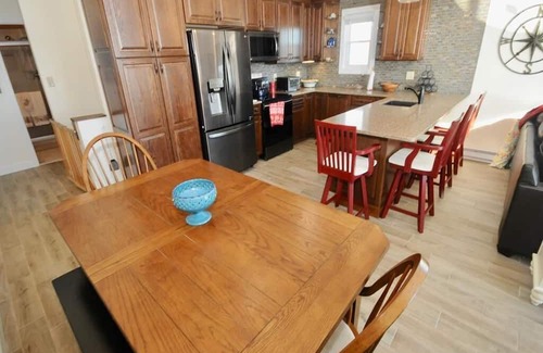 Sea Isle City Maison | Spacious 4-br townhome with front & back water views, in charming Sea Isle City