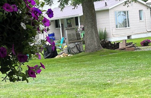 South Glengarry Cabine | Beautiful 2BR Waterfront Cottage! #3