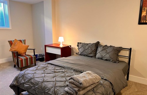 Ottawa Division Maison | Modern & Classy 4 Bedroom&3.5 Bath w/SelfCheck-In+Kitchen & Parking-Ottawa