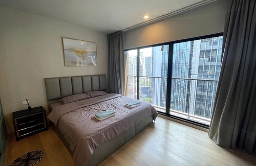 Khlong Tan Appartement | High Condo with Balcony & King Bed in Phrom Phong
