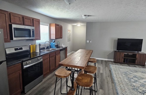 Morehead Appartement | Two bedroom and two bath, with soaker tub downtown in Morehead.