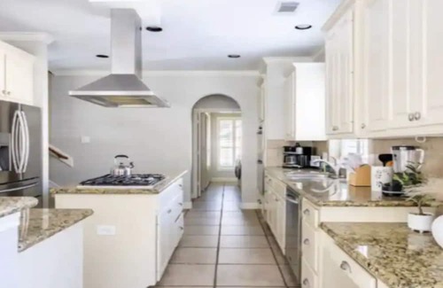Barrett Maison | 12 beds, Pool, Parking, Large backyard, Pet friendly