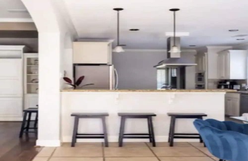 Barrett Maison | 12 beds, Pool, Parking, Large backyard, Pet friendly