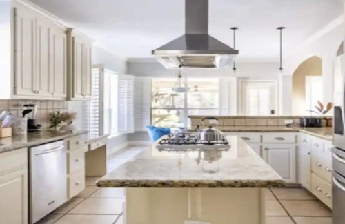 Barrett Maison | 12 beds, Pool, Parking, Large backyard, Pet friendly