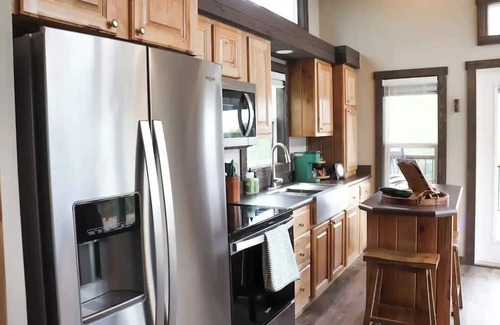 Clayton Cabine | New Tiny Home! Expansive Deck with Lake & Mtn Views!
