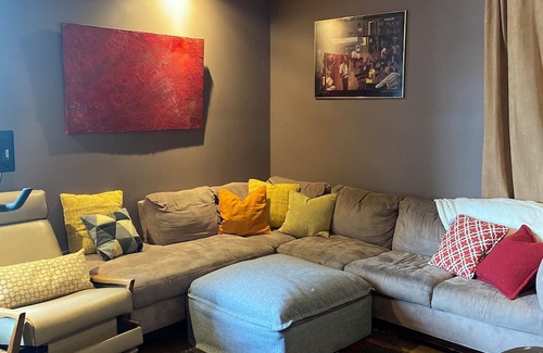 Grand Boulevard Maison | Charming 4-bedroom row home with AC, pool table, fitness room, WiFi in Chicago