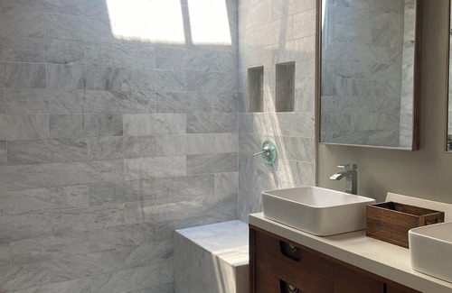 Grand Boulevard Maison | Charming 4-bedroom row home with AC, pool table, fitness room, WiFi in Chicago