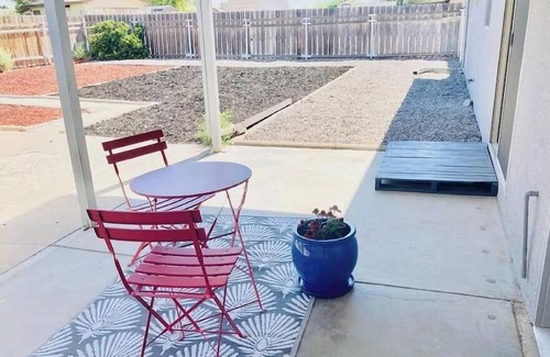 Farmington Maison | Relax & Unwind - Newly Remodeled Home - Private Backyard and Covered Patio.