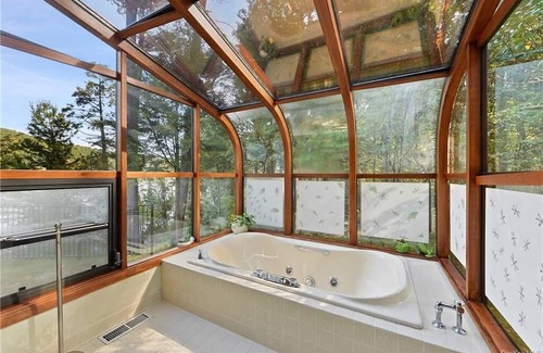 Lewisboro Maison | Charming 2.5 bedroom house with AC private beach front property on Lake Waccabuc