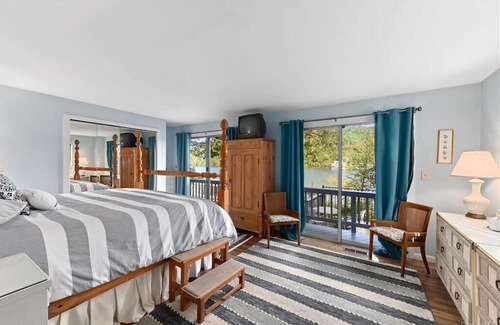 Lewisboro Maison | Charming 2.5 bedroom house with AC private beach front property on Lake Waccabuc