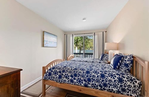 Lewisboro Maison | Charming 2.5 bedroom house with AC private beach front property on Lake Waccabuc