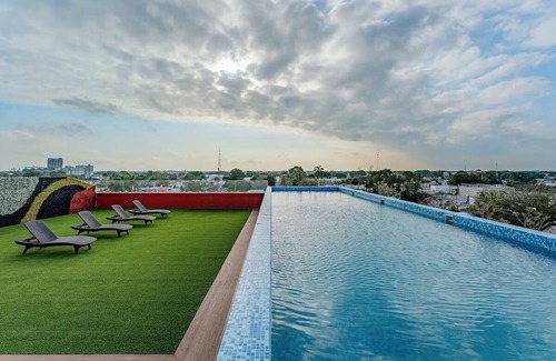 Centro Maison | Your Perfect Mérida Escapade: Elegant Rooms, Stunning Rooftop Pool - Parking