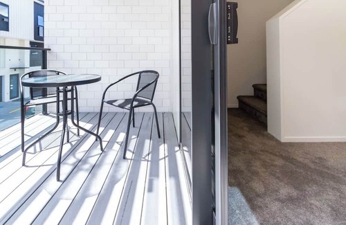 Mount Albert Maison | Serenity in Mt Albert: Contemporary 3BR 2.5 bath