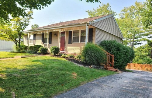 Ballwin Maison | Charming 1-bedroom in basement with AC, WiFi in awesome Ballwin